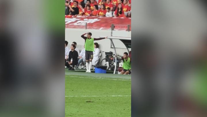 着急啊王钰栋上半场在替补席观战坐立难安，站场边指挥&amp;amp;沟通